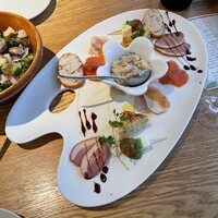 ウォルプタス 東京駅グランルーフ店 - 前菜盛り合わせ。美味し。
