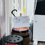 RAMEN HITONI YASASHIKU - 【店内＝メニュー表】