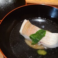 日本料理FUJI - ⑤花鯛、蒸し蔓菜載せ、馬鈴薯饅頭敷き、青柚子皮、利尻昆布&削り立て手火山式焙乾法鰹節のお出汁のお椀
                    利尻昆布らしい輪郭のハッキリした旨み、鰹節の燻香と清んだ旨みが合わさった良い味わい