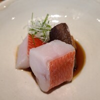 日本料理FUJI - ⑩油蒸し活き〆金目鯛(静岡県駿河湾産、サスエ前田魚店)の炭火炙り、炭火焼き玉取茸(静岡産藤枝産)、甘口醤油タレ添え
                    甘口醤油タレに米油が加わると正に魚の煮汁感が増し、味の変化が楽しめました