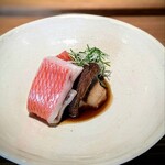 日本料理FUJI - 泳がせ金目鯛の 油蒸し　玉取茸炭火焼き　煮魚のタレで。加工なしです、この色合い！