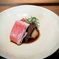 日本料理FUJI - 泳がせ金目鯛の 油蒸し　玉取茸炭火焼き　煮魚のタレで。加工なしです、この色合い！