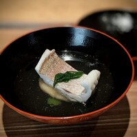 日本料理FUJI - お椀は、花鯛・蔓菜・馬鈴薯饅頭。美しい身質の花鯛に香ばしく揚がった馬鈴薯団子