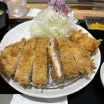 とんかつ 惣菜 馴染屋 - ランチのロースは100グラム　右上はコーンクリームコロッケ