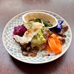 バルバルキッチンアメリ - 前菜盛合せ
      新作メニューのサラダランチには前菜盛合せが付く。
      ただ、前菜というよりはこれもサラダの一種であり、メインの皿に一緒にして出しても良いと思った。