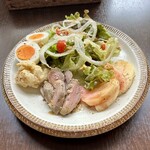 バルバルキッチンアメリ - サラダランチ：合鴨のコンフィ(¥1,200) メイン
      盛り沢山で華やかな一皿。合鴨はかなりの美味！
      まだ出来たらばかりのメニューだが、今後さらに工夫して改良を加えていく予定とのこと。