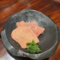 炭焼 TORI8 - ほろほろ鳥、キモのお造り、花椒（ホアジャオ）の新芽