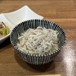 酒肴場 屯 - ご飯には釜揚げしらす