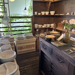 鹿落堂 - 店内では食器なども販売してます