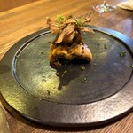 モダンスパイス 虹の仏 - 鰻のバターソテーマサラカレー　フライドゴボウ　フェンネルの花添え（普通サイズ）