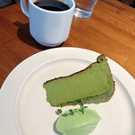 UNITY CAFE - 濃い宇治抹茶のバスクチーズケーキ 900円、ホットドリップコーヒー 600円（いずれも税込）
