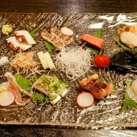 鮨 おか林 - お刺身盛り合わせ(左上から時計回りで、タコ・太刀魚の炙り・マグロのトロ・鱧・ヒラメのエンガワ・イサキの炙り・鯵・ゲソ)