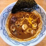 濃厚な豚骨魚介スープには、海苔1枚、刻みネギ、刻み柚子、魚から抽出した魚油が浮いており、中にはメンマが2本入っていた～!!(￣▽￣)ｂ