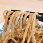 麺屋 たけ井 - 蕎麦色した太麺は、つるっつる、もっちもちでうどんを食べているかのような弾力と食感で、出汁が麺に絡む～!!( ^o^)ﾉ
