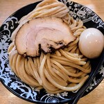 麺皿!!蕎麦色のつるっつるもっちもちの自家製麺にチャーシュー1枚と半熟味玉が1個～!!( ^o^)ﾉ