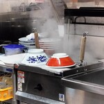 トキワ - 調理中に温めている丼