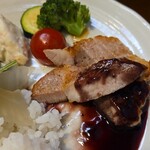 キッチン ブルー グローブ - ロースソテー２対、ご飯１の割合で食べ進めます