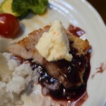 キッチン ブルー グローブ - ロースソテーへトッピング