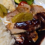 キッチン ブルー グローブ - ロースソテーに茄子をトッピング