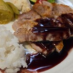 キッチン ブルー グローブ - ロースソテー、ソースはタップリ絡めます