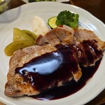 キッチン ブルー グローブ - 豚ロースソテーのアップ