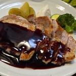 キッチン ブルー グローブ - 反対側から、最近は外せないロースソテー