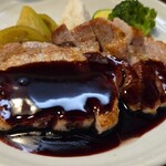 キッチン ブルー グローブ - 正面から、赤ワインと黒胡椒のソースはタップリ