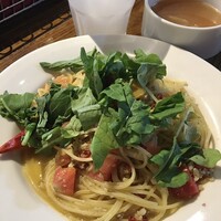 渋谷アチェーゾ - Bランチ　シーフードラグーとフレッシュトマト・ルッコラのペペロンチーノ　1,000円