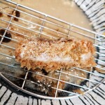 とんかつ・トンテキ たつまきや - 醤油をかけた途端、肉の繊維に染み込んでゆく