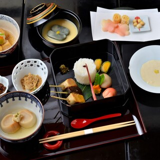 湯葉とバリエーション豊富なお麩の魅力を味わえる【むし養い】