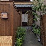 辻布紗 - 夏らしいエントランス