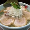麺屋 源 - コクのある透き通ったスープは越前塩の旨さがぎゅーっと詰まった一杯です。チャーシューは脂の乗ったバラロールタイプでとても美味しかった。