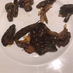 マッシュルーム - キノコのソテー(上から時計回りにチャタマゴタケ、アイタケ、ハツタケ、天然アラゲキクラゲ、ジロール、アカヤマドリタケ、アカジコウ、ヤマドリタケモドキ)