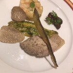 鮎と夏トリュフのムース フィレのソテーバジルソース ミントであえた桃を添えて