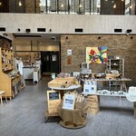 そらいろLOUNGE - カフェの隣りのマルシェでは つくば市の福祉事業所の雑貨などが 並んでいます