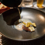 アルギュロス - 小魚としじみの熱いスープを注ぐ