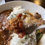 HOME - アフロカレーはトマトベースの酸味が効いてます
