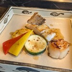 横浜 夜景 鉄板焼＆ステーキ 祥鳳 - ◆焼き物
                                ✱北海道産のホタテ
                                ✱千葉県産のスズキ
                                ✱焼き野菜(ズッキーニ、パプリカ)