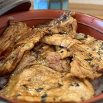 炭火焼豚丼柏家 - ◾️帯広炭火焼き豚丼(中丼)¥840
　※酒粕味噌汁、漬物付