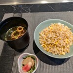 横浜 夜景 鉄板焼＆ステーキ 祥鳳 - ガーリックライス　赤だし　香の物