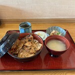 炭火焼豚丼柏家 - ◾️帯広炭火焼き豚丼(中丼)¥840
　※酒粕味噌汁、漬物付