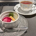 横浜 夜景 鉄板焼＆ステーキ 祥鳳 - ◆デザート
      ✱カシスシャーベット
      ✱チーズケーキ
      ✱抹茶わらび餅　　◆紅茶