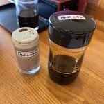 炭火焼豚丼柏家 - 卓上調味料