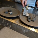 横浜 夜景 鉄板焼＆ステーキ 祥鳳 - 溶岩を温めて鮑の台に