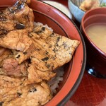 炭火焼豚丼柏家 - ◾️帯広炭火焼き豚丼(中丼)¥840
　※酒粕味噌汁、漬物付