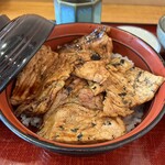 炭火焼豚丼柏家 - ◾️帯広炭火焼き豚丼(中丼)¥840
　※酒粕味噌汁、漬物付