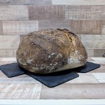 Compain - コンパン。塩見さんは食パン派なんでカンパーニュがどんなだったか若干記憶に薄いのですが、このコンパンはタメを張る代物なのではないかというのは翌朝頂いてからの感想