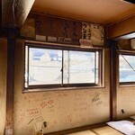 野沢屋 - あっちにもこっちにも落書き！誰の落書きかあちこち見入ってしまいます笑