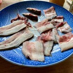 野沢屋 - 捌き立てのウナギ、頭も肝も身の尻尾まで動いています(^^;