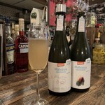 NIDO - スプマンテ。ラベルには子どもが描いた絵が。ちょうど1本空いたのでと別のボトルも持ってきて見せてくださいました